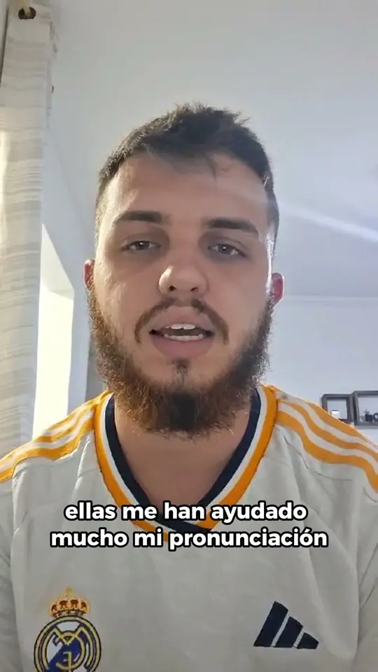 Daniel, aluno do Espanhol Sencillo, falando em espanhol sobre o curso